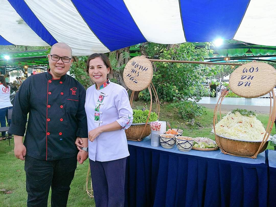 Đầu bếp Lê Trang Duy Khang chụp hình cùng cô Đỗ Thị Kim Quyên