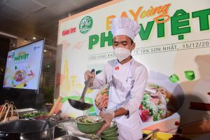 Đầu bếp Võ Công Hậu tại cuộc thi nấu phở