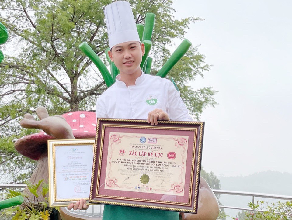Đầu bếp phạm vũ nguyên nhận giải xác lập kỷ lục rau củ quả Đà Lạt