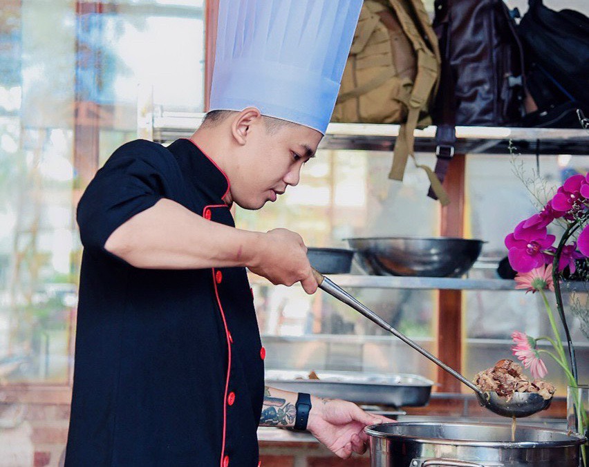 Đầu bếp phạm vũ nguyên trong bếp