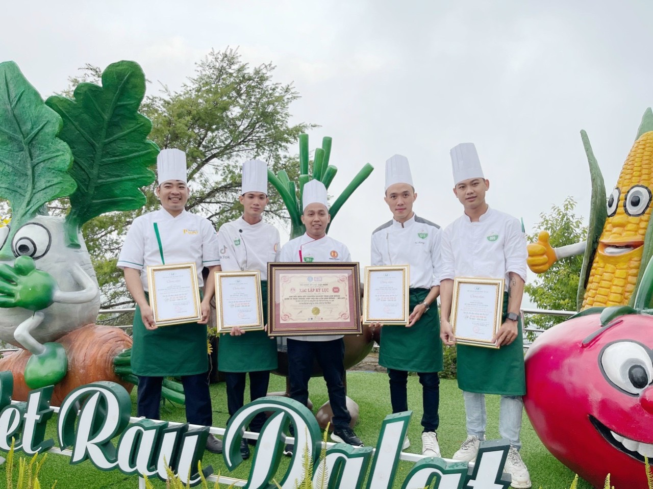 Đầu bếp phạm vũ nguyên xác lập kỷ lục cuộc thi rau củ quả đà lạt