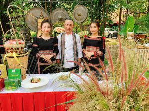 Đầu bếp Phong Trần công diễn món ăn