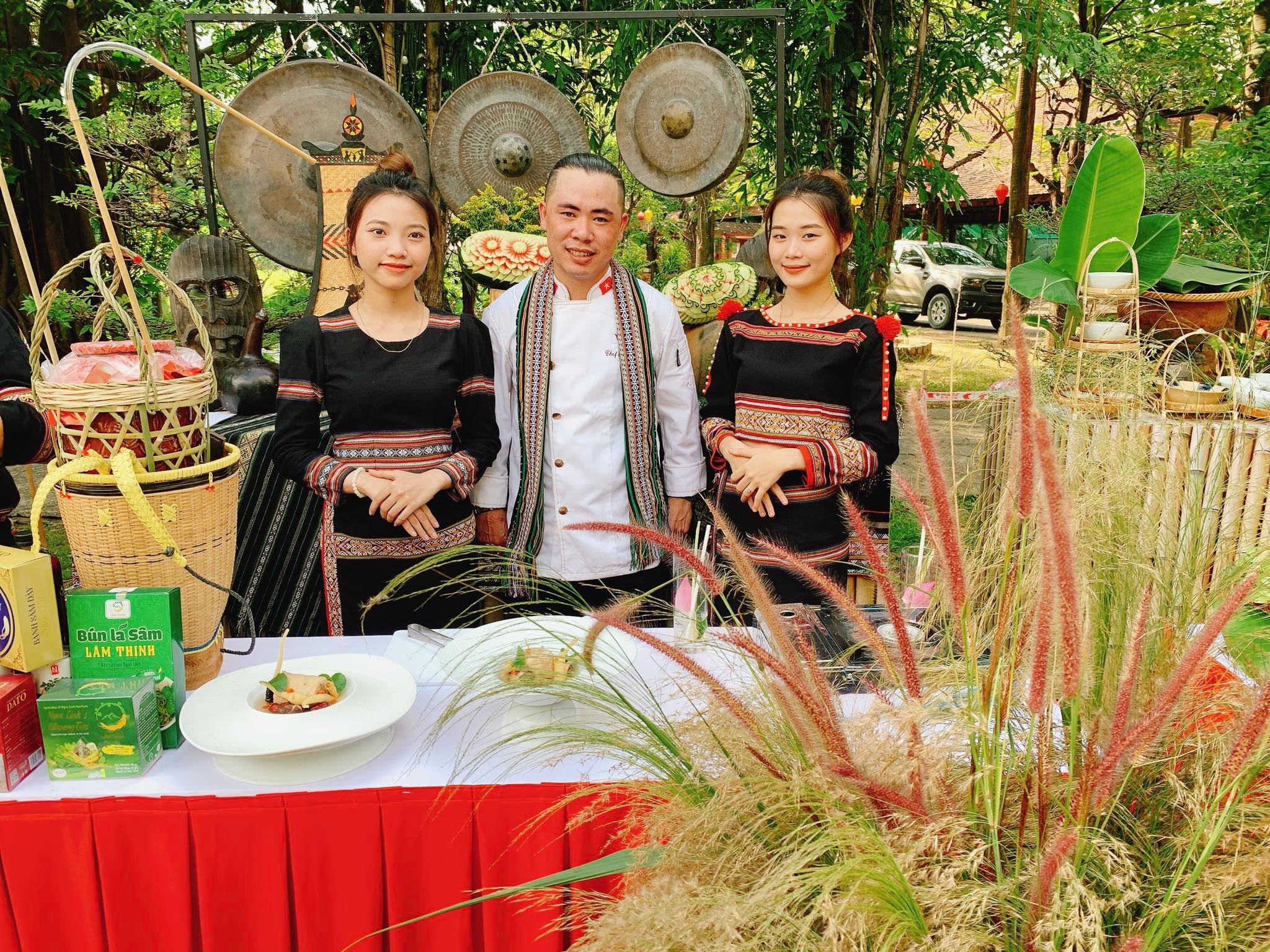 Đầu bếp Phong Trần công diễn món ăn 