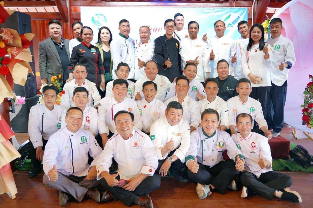 Đầu bếp Phong Trần cùng đồng nghiệp