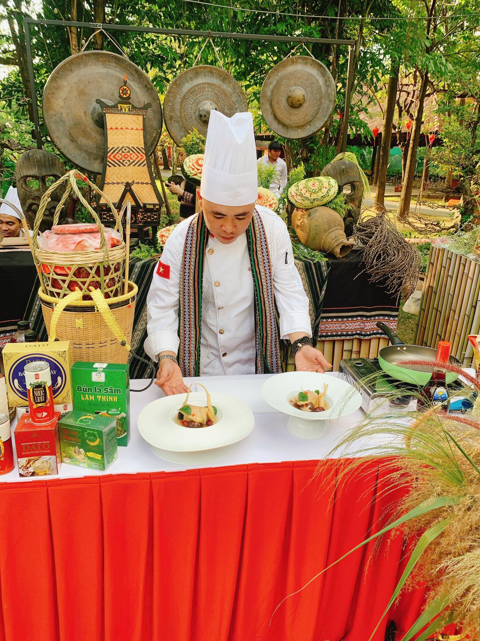 Đầu bếp Phong Trần công diễn món ăn Tây Nguyên