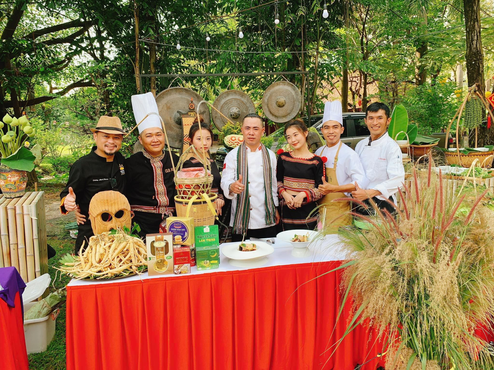 Đầu bếp Phong Trần công diễn món ăn