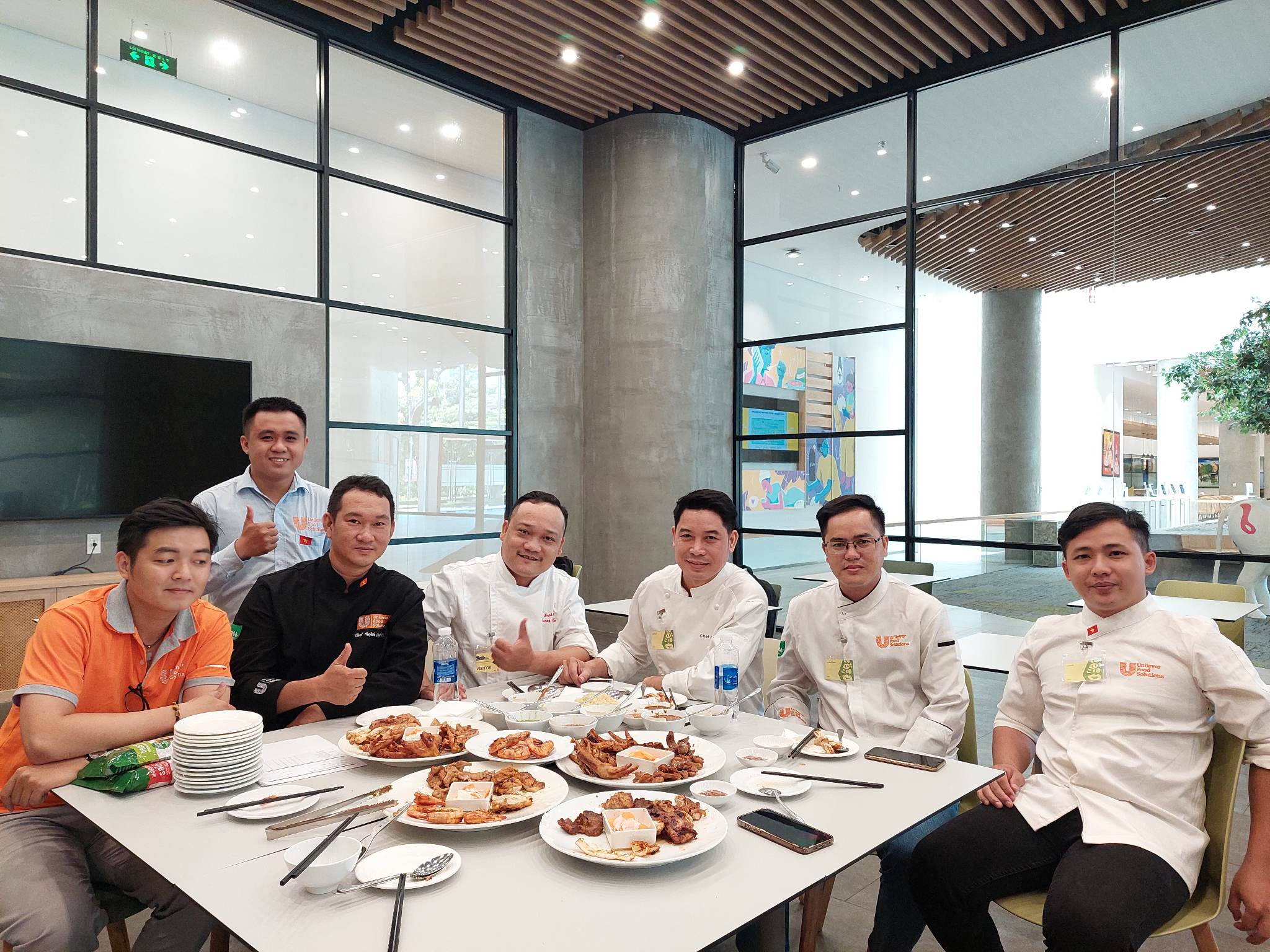 Nguyễn Văn Cương thử món ăn tại Unilever