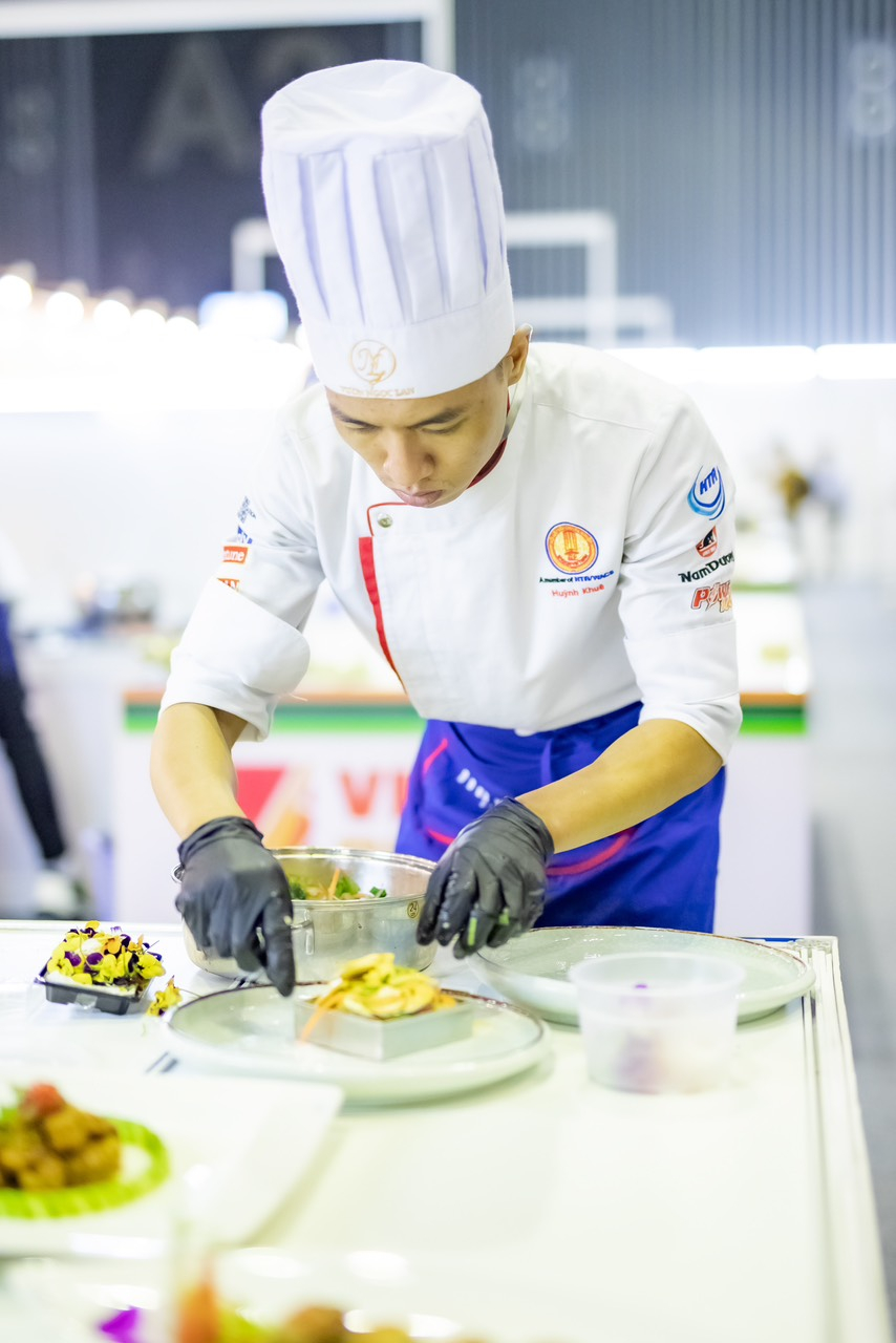 Đầu bếp Huỳnh Khuê tại cuộc thi vncc