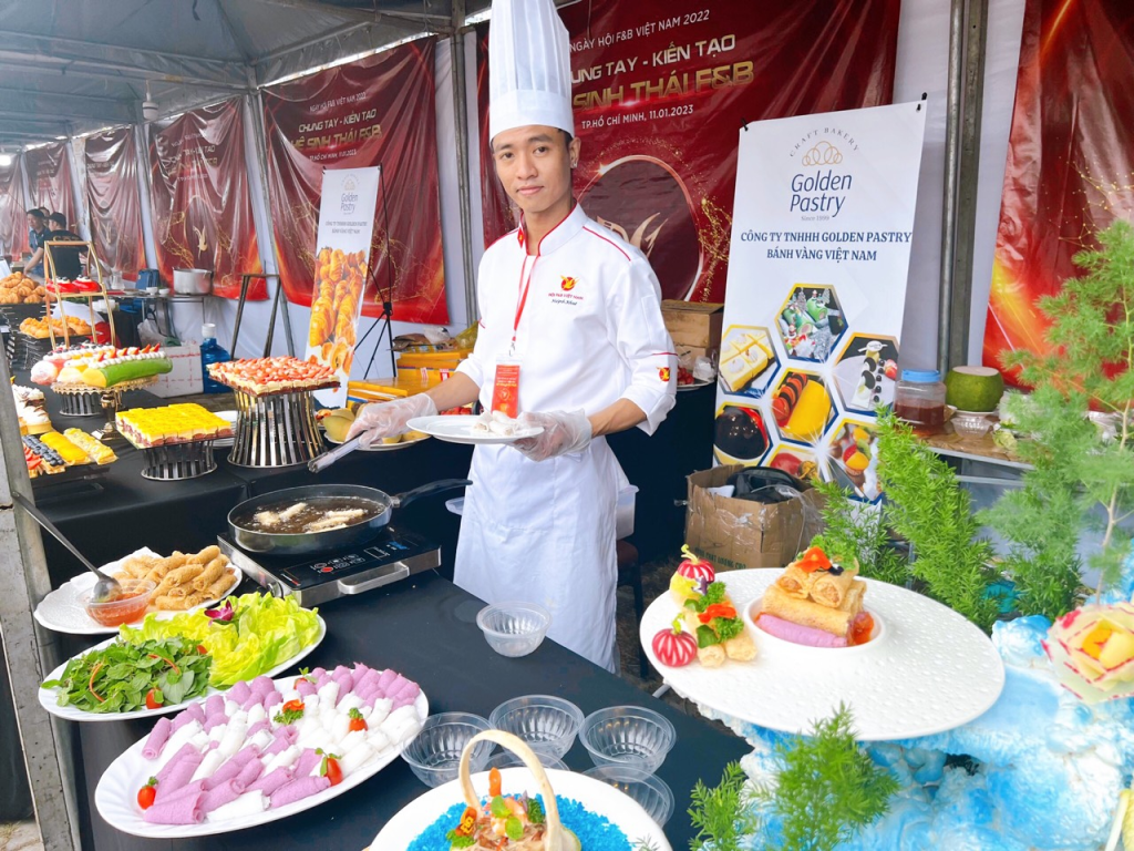 Đầu bếp Huỳnh khuê chế biến món ăn