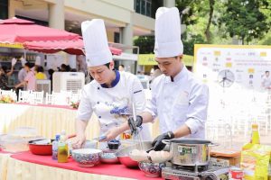 Đầu bếp Phan Thanh Trường biểu diễn món ăn