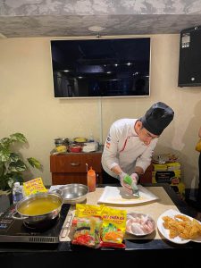 Đầu bếp Trần Văn Tuấn training món ăn tại CLB Bếp Trẻ