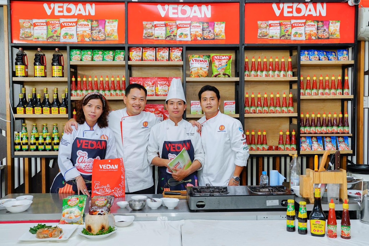 Đầu bếp Hoàng Văn Thanh training clb bếp trẻ