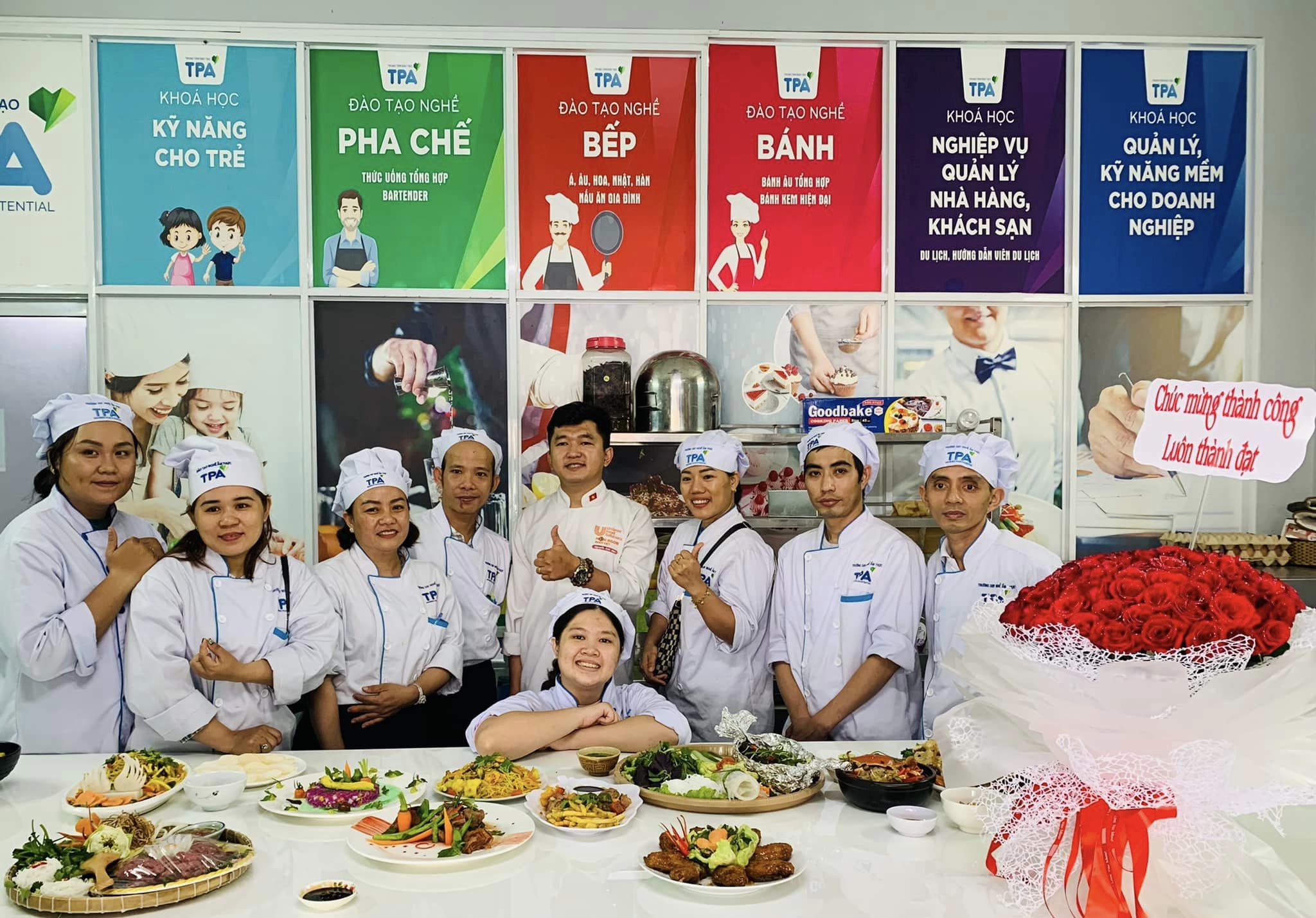 Đầu bếp Nguyễn Anh Hào cùng các học viên