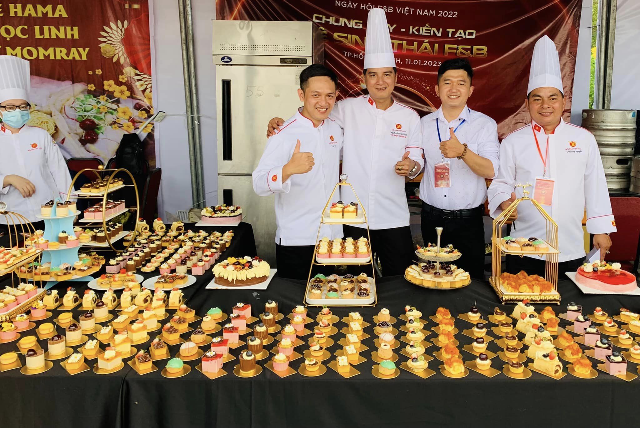 Đầu bếp Nguyễn Anh Hào (thứ 3 từ trái qua).