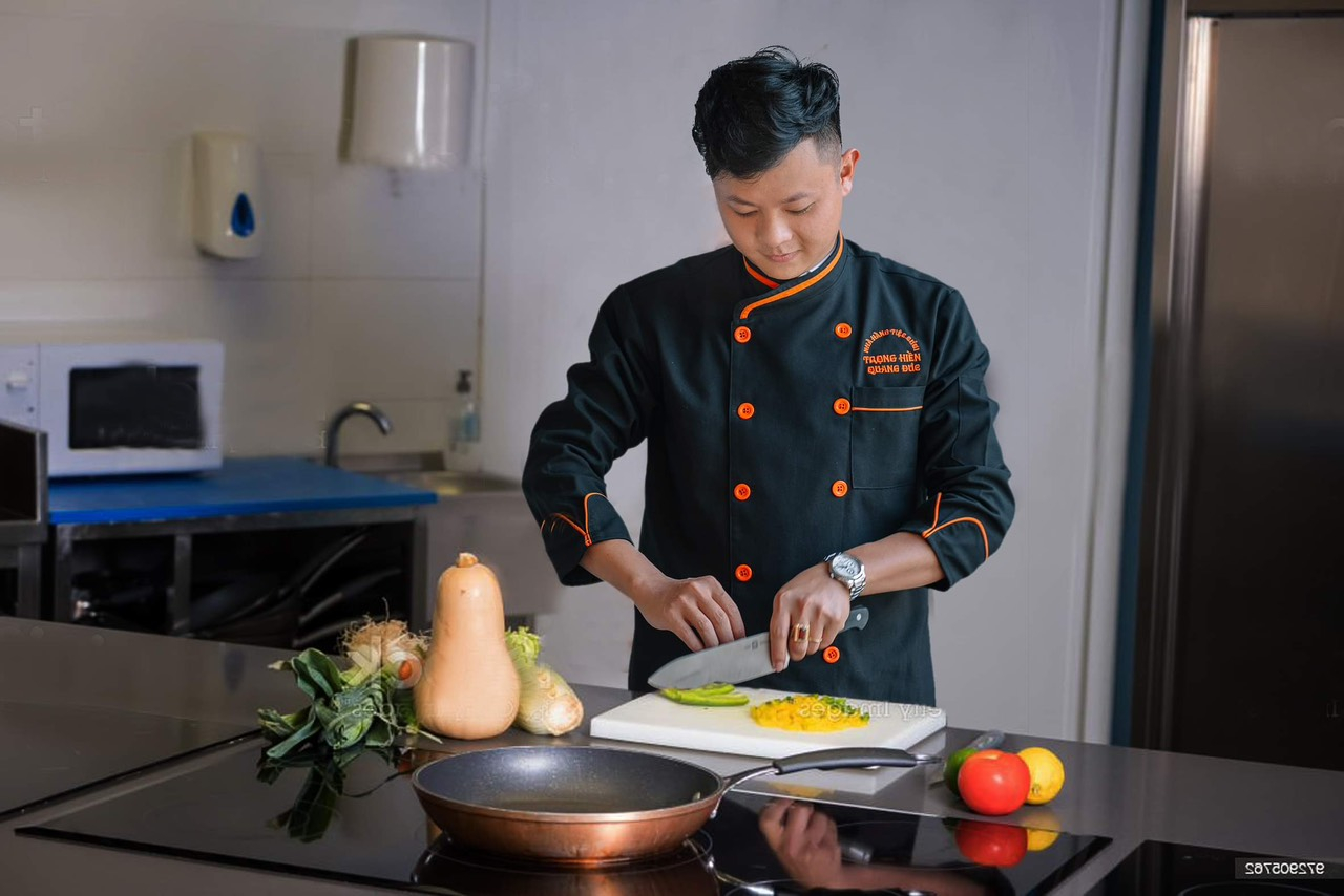 Đầu bếp Nguyễn Chí Quang Đức chế biến món ăn trong bếp