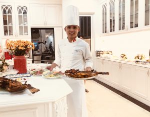 Đầu bếp Minh Nhí chế biến món ăn