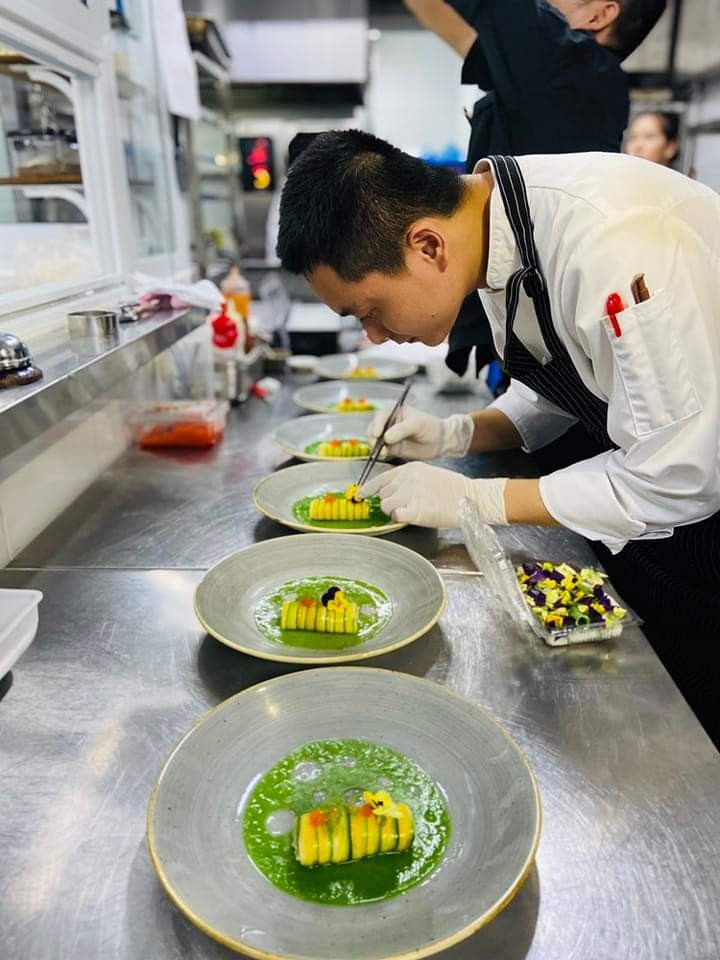 Đầu bếp Lê Trọng thuật trình bày món ăn đẹp mắt