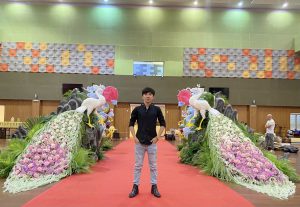 Nghệ nhân Đông Phạm với tác phẩm của mình