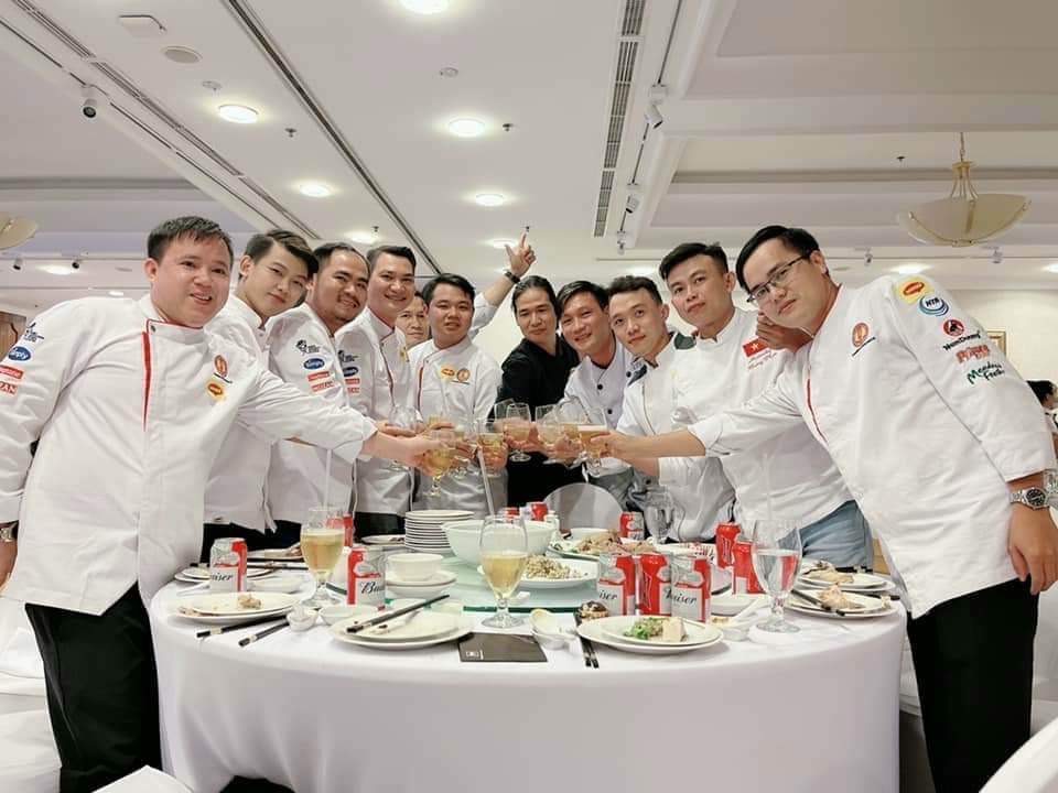 Đầu bếp Đỗ Văn Quyết cùng các đồng nghiệp