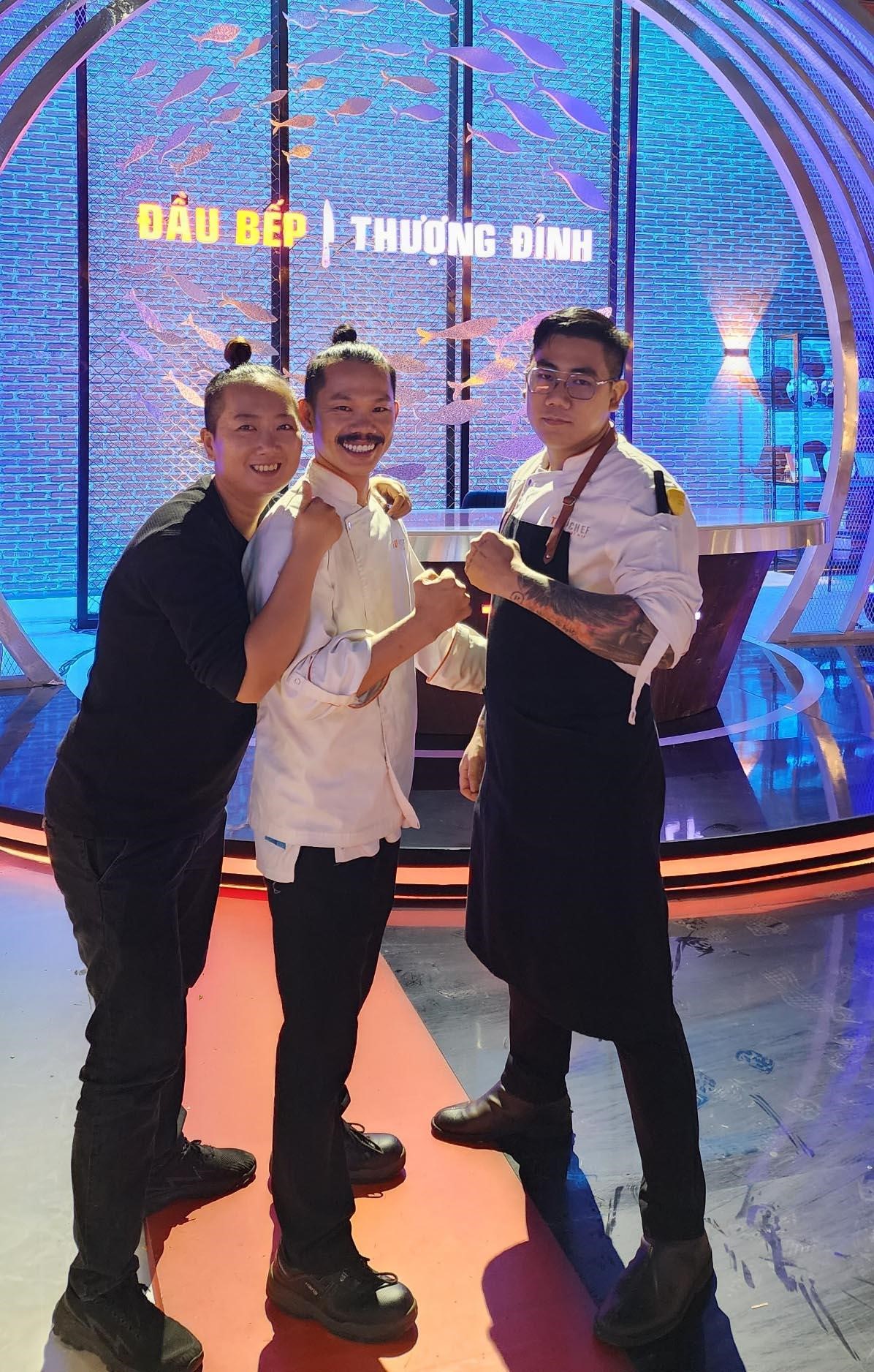 Đầu bếp Nguyễn Quốc Trường cùng đồng đội