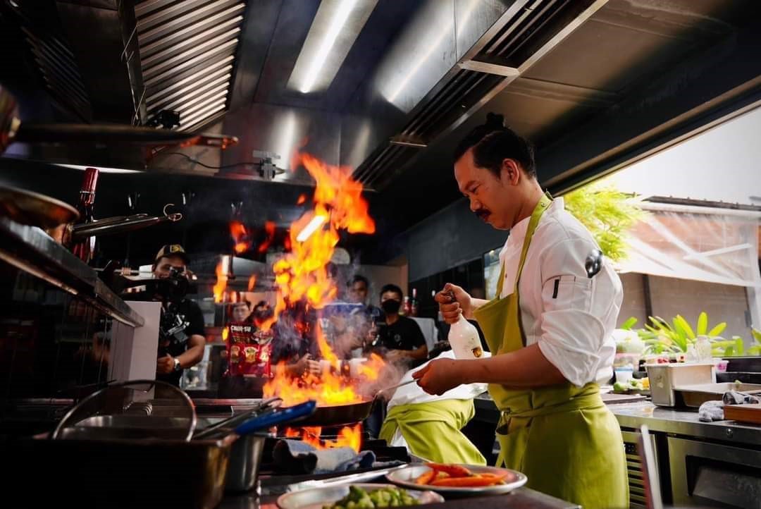 Đầu bếp Nguyễn Quốc Trường trong căn bếp của nhà hàng