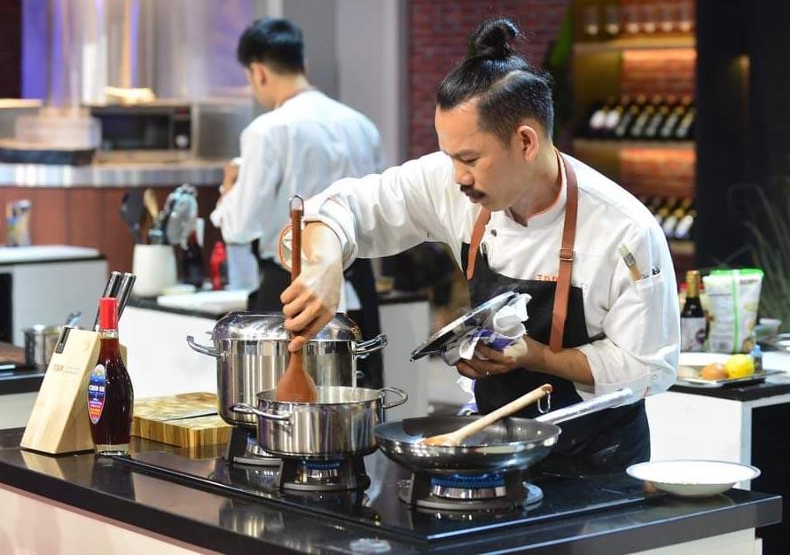 Đầu bếp Nguyễn Quốc Trường trong quá trình thi đấu