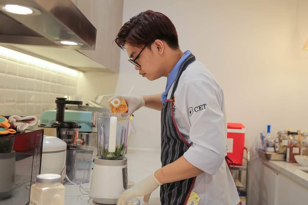 Đầu bếp Phan Văn Kiệt chế biên món ăn