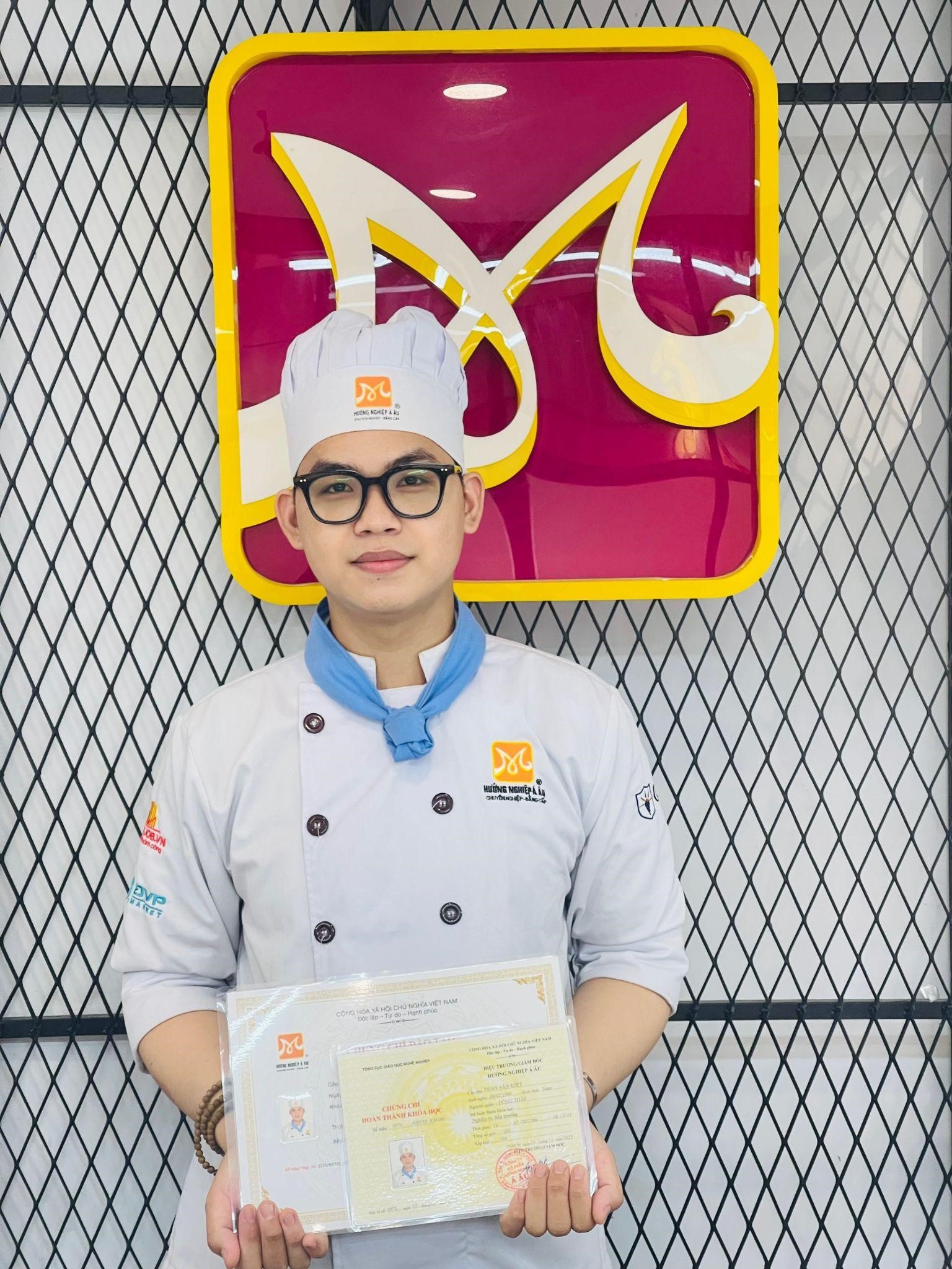 Đầu bếp Phan Văn Kiệt với vằng tốt nghiệp bếp